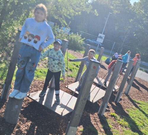 Kinder balancieren über Geräte im Motorikpark