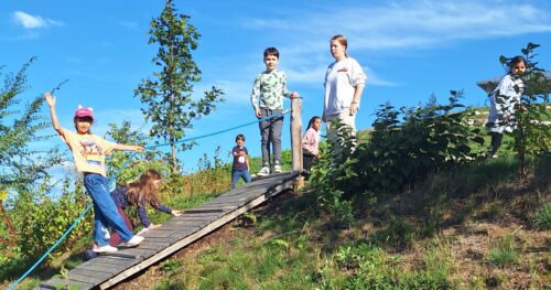 Kinder balancieren über Geräte im Motorikpark