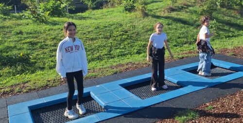 3 Kinder springen auf 3 Trampolinen