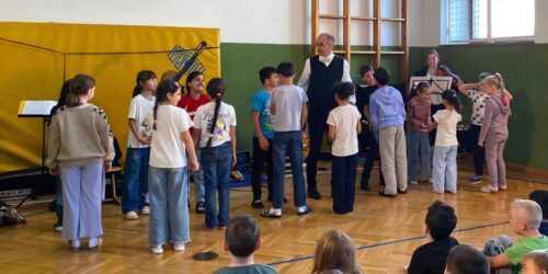 Kinder stehen gemeinsam im Kreis und tanzen gemeinsam