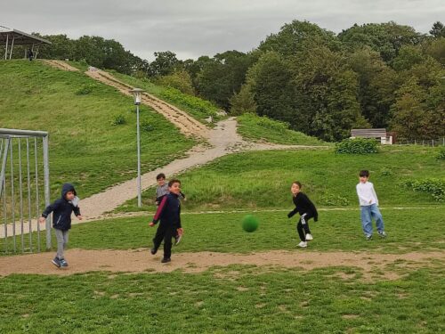 Kinder spielen gemeinsam Fußball