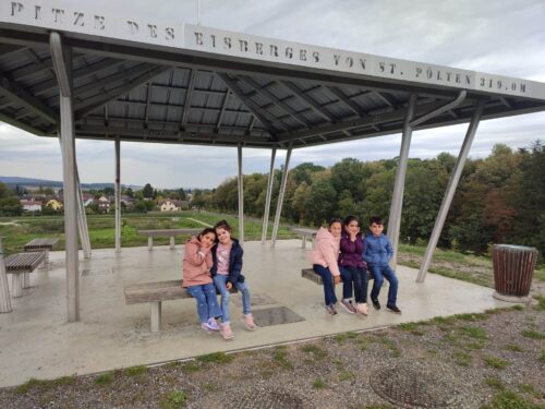 Kinder sitzen auf Bänken